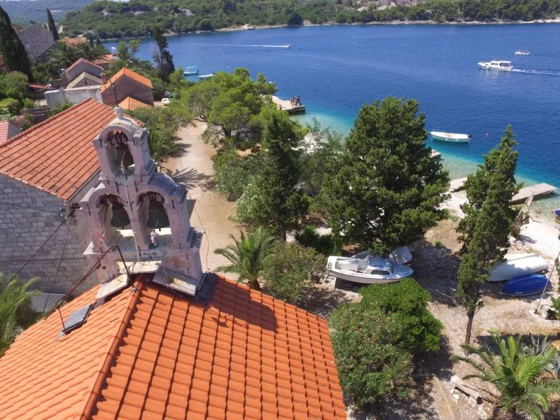 Vrnik - crkva iz zraka