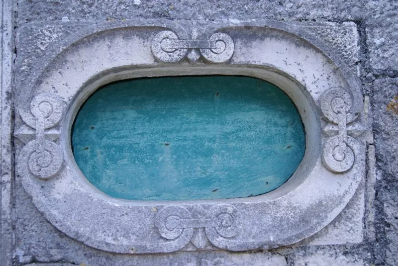 Vrnik - prozor stare crkve